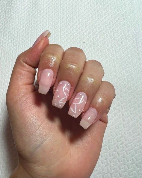 Butterfly Nails Butterfly Simple Nails, Butterfly Nails Easy, Outlined Nails Acrylic, Simple Butterfly Nail Designs, Easy Butterfly Nails, Simple Butterfly Nail Art, Butterfly Almond Nails, Short Butterfly Nails, Simple Butterfly Nails