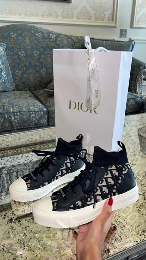 Style Chart, Dior Sneakers, Cool Bag, B Logo, Pretty Shoes Sneakers, Brand Handbags, Shoes Outfit Fashion, Shoe Wishlist, Girly Shoes