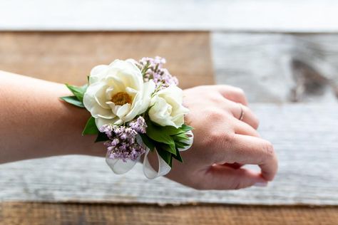 White Flower Corsages, Prom Corsage And Boutonniere 2023, Myrtle Greenery, Diy Corsage Wristlet, Prom Corsage Diy, How To Make Corsages, Make A Corsage, Diy Wrist Corsage, Prom Flowers Corsage