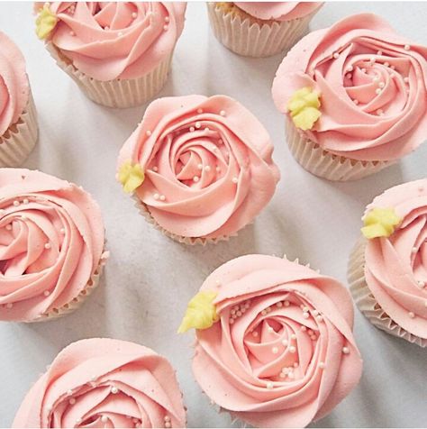 Pretty rose cupcakes Rose Cupcakes, Pretty Roses, Birthday