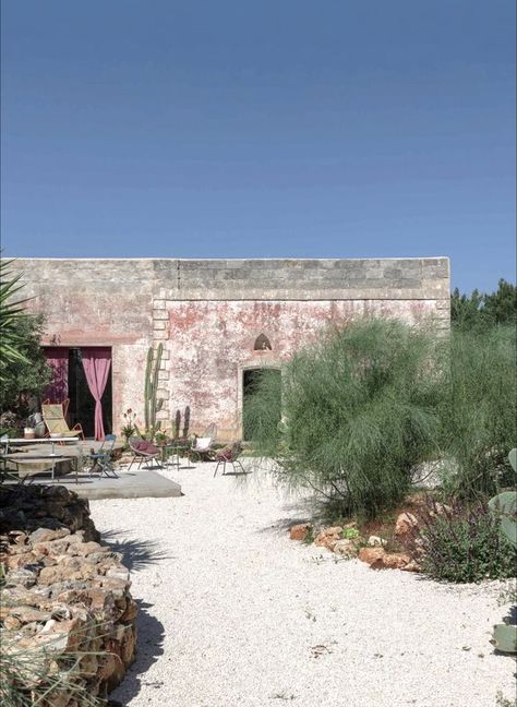 Modern Italian Farmhouse, Italian Cottage, Italian Country House, Italian Courtyard, Rustic Italian Decor, Italian Farm, Red Artwork, Straw Bale House, Italian Country