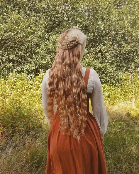 Austrian Hairstyles, Half Up Braids, Cottagecore Hairstyles, Maiden Hair, Medieval Hairstyles, Butterfly Haircut, Rapunzel Hair, Blonde Curly Hair, Strawberry Blonde Hair