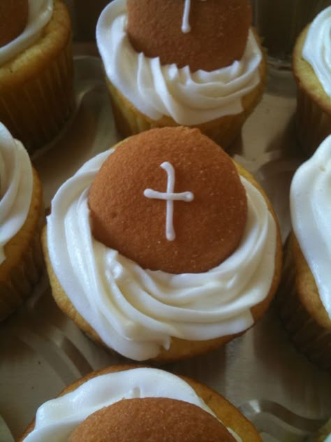 First Communion Desserts, First Communion Cupcakes, Communion Cupcakes, Cake Paris, First Communion Banner, Confirmation Party, First Communion Cakes, Holy Communion Party, Boys First Communion