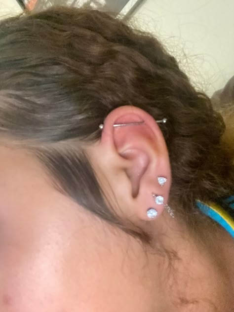 3 Pricing Ear, Industrial On Small Ear, Industrial Piercing With Other Piercings, Percinings Ear Ideas Industrial, Triple Lobe Piercing, Dream Piercings, Three Ear Piercings, Ear Bar, Pretty Ear Piercings