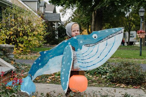 Jonah In The Whale, Diy Shark Costume, Whale Costume, Sea Creature Costume, Childrens Halloween Costumes, Snail And The Whale, Sea Costume, Decor Marin, Cardboard Costume