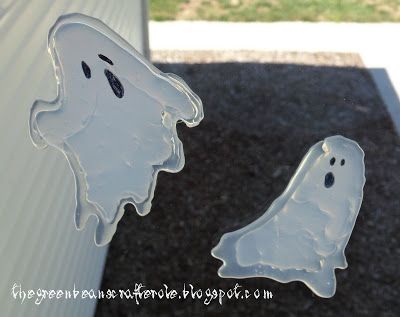 Diy Halloween Decorations Hot Glue, Hot Glue Ghost, Halloween Hot Glue Crafts, Glue Ghost Craft, Glue Window Clings, Glue Ghosts, Hot Glue Crafts, Diy Window Clings, Ghost Tutorial