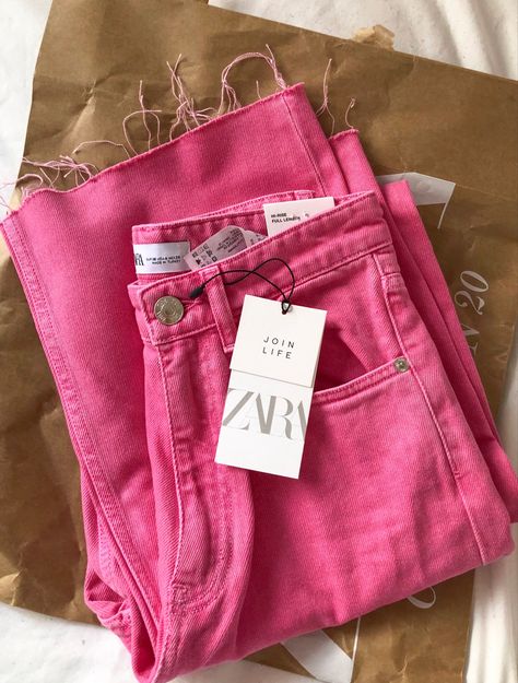 Spring Zara clothes - pink denim jeans outfit ideas how to style @whatzaraloves Zara Pink Jeans, Denim Jeans Outfit Ideas, Zara Jeans Outfit, Pink Jeans Outfit, Stradivarius Shoes, Zara Clothes, Cute Highschool Outfits, Jeans Outfit Ideas, Denim Jeans Outfit