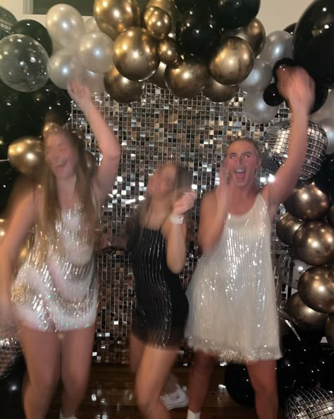 feelin’ so gatsby Sparkles Theme Party, Great Gatsby 20th Birthday Party, 21st Great Gatsby Party, Sparkly Outfits Parties Night Out, New Years Eve Gatsby Party, Golden Theme Party Decor, Sequins And Sparkles Party, 20s Themed Birthday Party, Great Gatsby Aesthetic Party