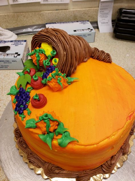 Cornucopia Cake Ideas, Thanksgiving Cake Designs, Thanksgiving Theme Cake Ideas, Thanks Giving Cake Design Simple, Candy Corn Cake Ideas, Candy Corn Cake Decoration, Thanksgiving Cakes Decorating, Fall Cakes Decorating, Thanksgiving Cupcakes