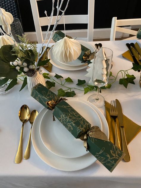 White And Green Christmas Table, Gold And Green Christmas Table, Gold And White Christmas Table, Green And Gold Christmas Table, Green Christmas Table Decor, Green Christmas Table, Gold And Green Christmas, Gold Christmas Table, White Christmas Table