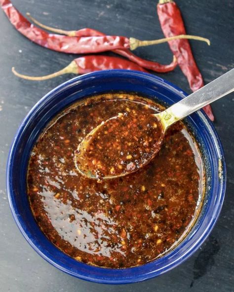 Ancho Chili Sauce, Chili Oil Recipe, Mexican Sauce, Raw Peanuts, Hot Pepper Sauce, Bbq Sauce Homemade, Chili Oil, Tasty Bites, Oil Recipes