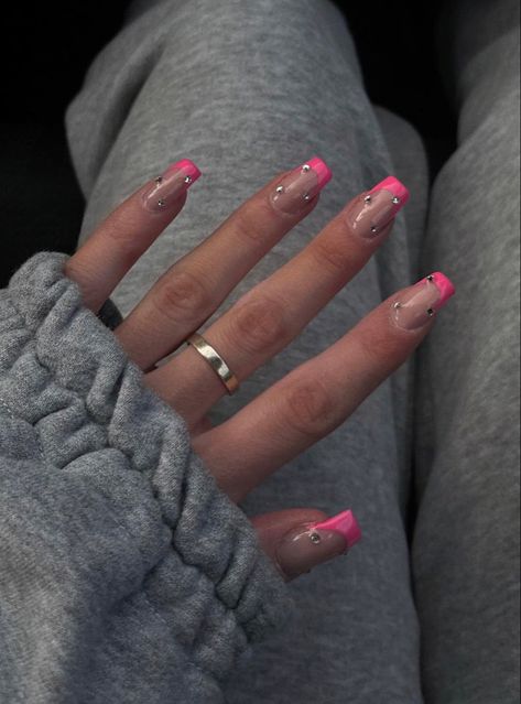 Short Nails French With Diamonds, Easy Hot Pink Nail Ideas, Gems With French Tip, Pink Nail Ideas With Rhinestones, Hot Pink French Tip Nails With Rhinestones, Pink French Tip With Jewels, Pink Tips With Gems, Fushia Nails French, Short French Tip Nails With Gems