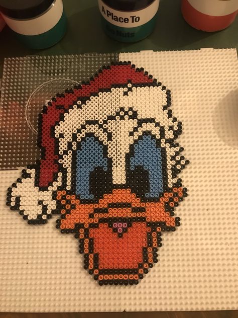 Jul Perler, Donald Duck Christmas, Hama Beads Christmas, Christmas Perler Beads, Perler Creations, Easy Perler Beads Ideas, Hama Beads Design, Diy Perler Bead Crafts, Christmas Village Display