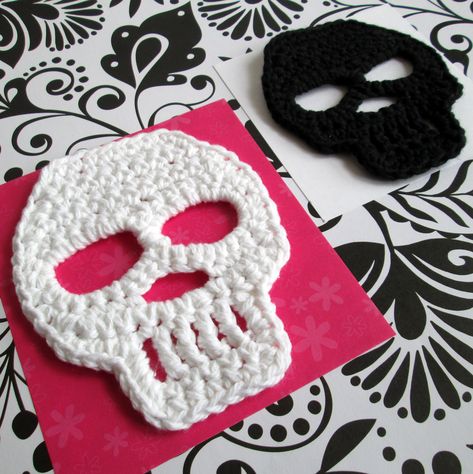 Ravelry: SKULLS!! by Robin Brzozowski Crochet Skull Patterns, Crochet Skull, Holiday Crochet, Crochet Motifs, Halloween Crochet, Crochet Applique, Alpha Pattern, Crochet Hat, Crochet Accessories