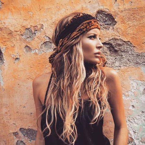 Bad hair day -- what's that? Make hair scarves your fuss-free summer accessory Boho Bandeau, Scarf Trends, Fest Outfits, Mode Hippie, Hippie Hair, Head Scarf Styles, Bohemian Hairstyles, Hot Hair Styles, Boho Headband