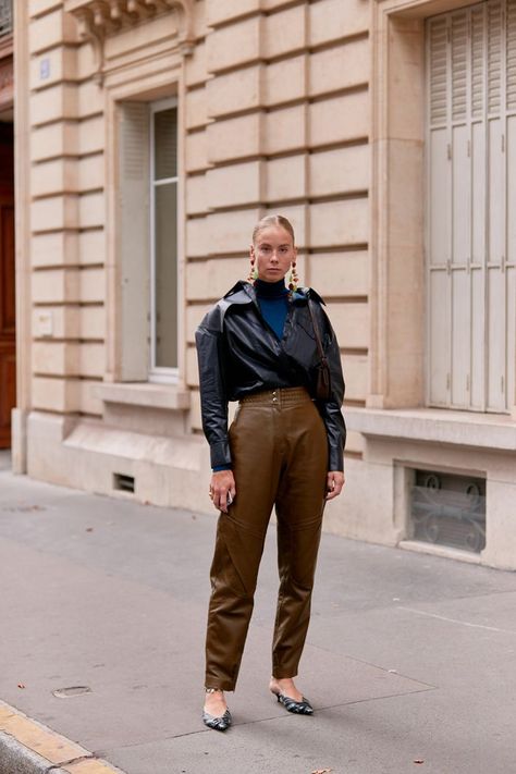 Brown leather pants Brown Leather Pants Outfit, Lederhosen Outfit, Paris Street Style Spring, Brown Leather Pants, Leather Pants Outfit, Fall Styles, Paris Fashion Week Street Style, Leather Pant, Sienna Miller