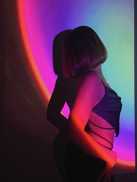 Projector Photoshoot Poses, Projector Instagram Pictures, Projector Photoshoot Ideas Aesthetic, Galaxy Projector Photoshoot, Photo Shoot With Projector, Photo Ideas With Projector, Sunset Lamp Birthday Photoshoot, Projector In Bedroom Photoshoot, Direct Light Photography