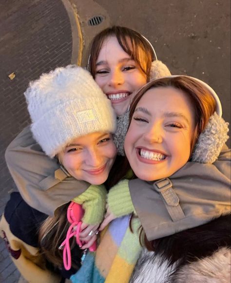 Friendship Poses Ideas, Cute Trio Photos, Trio Friends Photo Ideas, Trio Best Friends Aesthetic, Trio Pictures Aesthetic, Winter Friends Aesthetic, Trio Friends Aesthetic, Aesthetic Trio, Trio Aesthetic