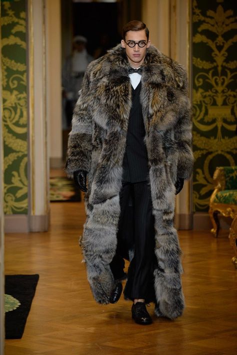 Dolce & Gabbana big fur coat for dudes Big Fur Coat, Mens Fur Coat, High Fashion Men, Mens Fur, Fur Fashion, Well Dressed, Mens Coats, A Man, High Fashion