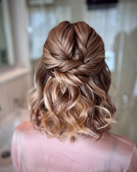 Easy Updo For Work, Formal Braids, Classy Short Hair, Updo For Work, Hair Updo Ideas, Work Updo, Short Hair Updo Easy, Edgy Updo, Chignon Simple