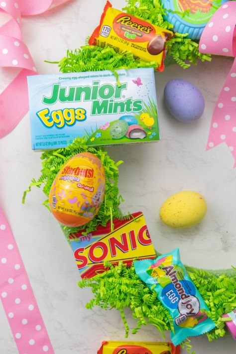 Easter Wreath Gift Idea that is great for teachers, neighbors and more. A fun alternative to an Easter basket you have to try this year. #passion4savings #easter #diy #wreath #giftidea #alternative #easterbasket #teacher #spouse #teen #neighbor Easter Candy Gifts, Teen Easter Basket, Fun Easter Treats, Candy Wreath, How To Tie Ribbon, Themed Desserts, Holiday Box, Easter Candy, Ideas For Easter