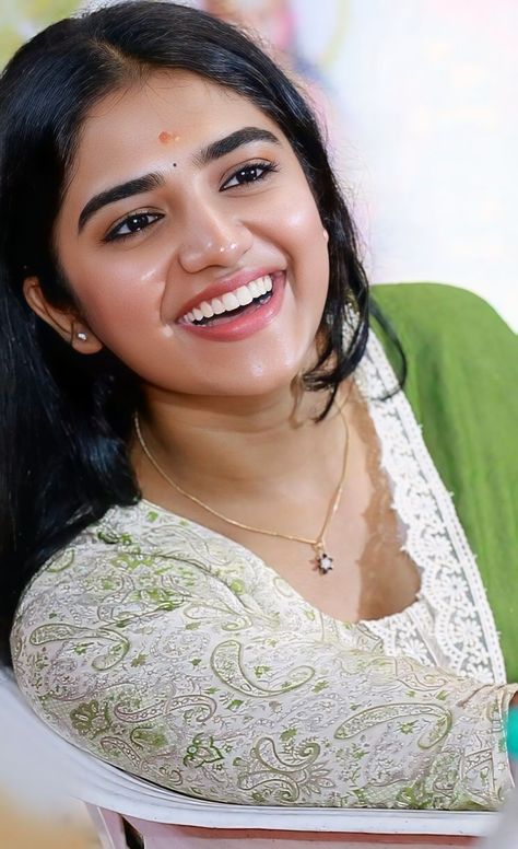 Malavika Manoj Photos Hd, Malavika Manoj, Pic Actress, Dharsha Gupta, Trisha Photos, Actress Hairstyles, Malayalam Actress, Beautiful Smile Women, Beautiful Smile