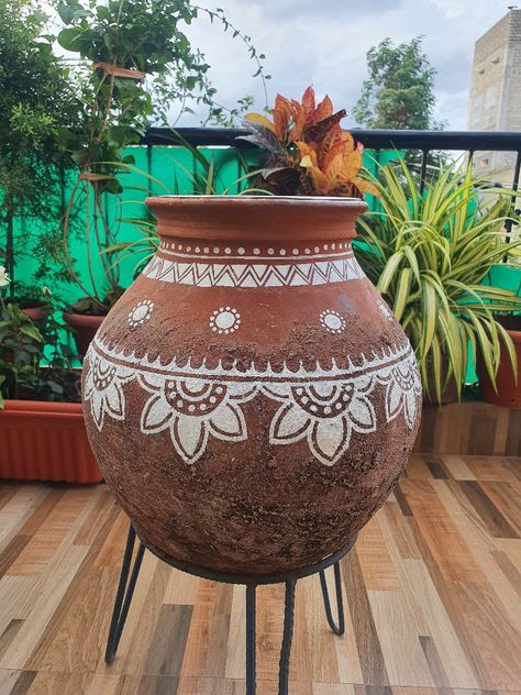 Mud Pots Decoration, Wedding Pot Decoration Indian, Mandala Art On Matka, Indian Clay Pots, Indian Pot Painting, Pot Mandala Art, Clay Pot Painting Ideas Indian, Mud Pot Painting Ideas Indian, Earthen Pot Painting Ideas