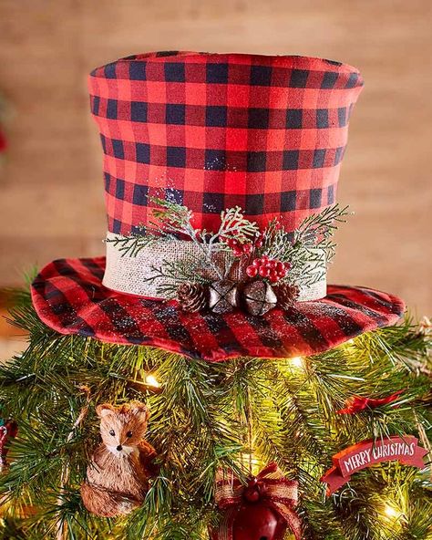 Christmas Tree Topper Rustic, Top Hat Tree Topper, Hat Tree, Holiday Table Centerpieces, Outdoor Christmas Tree, Unique Christmas Decorations, Unique Christmas Trees, Christmas Plaid, Plaid Top