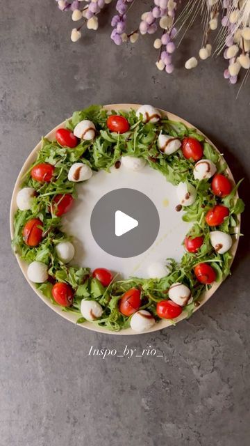 Inspo by Rio on Instagram: "Caprese salad Christmas Wreath Inspiration ideas🎄

Save for later ✨Ingredients:

Arugula
Baby plum tomatoes
Mini mozzarella 
Salt
Olive oil
Balsamic 

Products of @bca_italienskasmaker 🇮🇹 

Wishing you a wonderful weekend everyone 🤍
@inspo_by_rio_ 🌈

#capresesalad #mozzarella #christmaswreath  #christmastable #foodinspiration #italianfood" Caprese Salad Christmas, Salad Christmas, Peaceful Evening, Wreath Inspiration, Tomato Mozzarella, Plum Tomatoes, Arugula, Caprese Salad, Inspiration Ideas