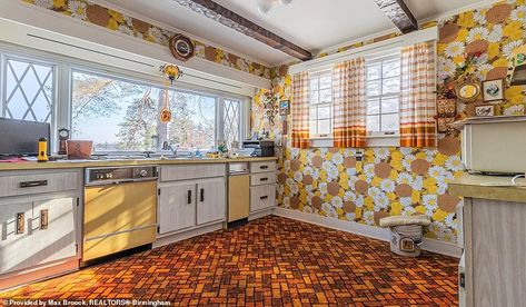 Michigan home whose interior is a relic of the 1970s sells for $425,000 | Daily Mail Online 70’s Kitchen, 1970s Interior Design, 70s Kitchen, Bright Furniture, 1970s Decor, Vintage Housewife, Real Estate Photos, 70s Home, Shag Rugs