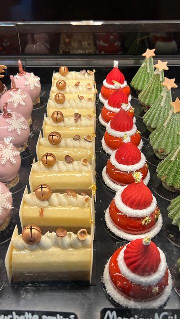 Christmas Profiteroles, Christmas Entremet, Bread Recipe Video, Christmas Pastries, Fine Dining Desserts, Pastry Design, Dessert Presentation, Christmas Cupcake, Paris Brest