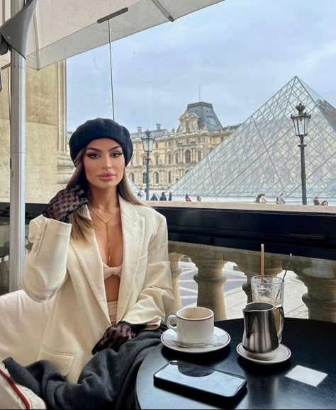 Paris Trip Outfits, Lightroom Filter, Aesthetic Influencer, Paris Photo Ideas, Parisian Outfits, Rome Photo, Filter Aesthetic, Blogger Photos, Parisian Life