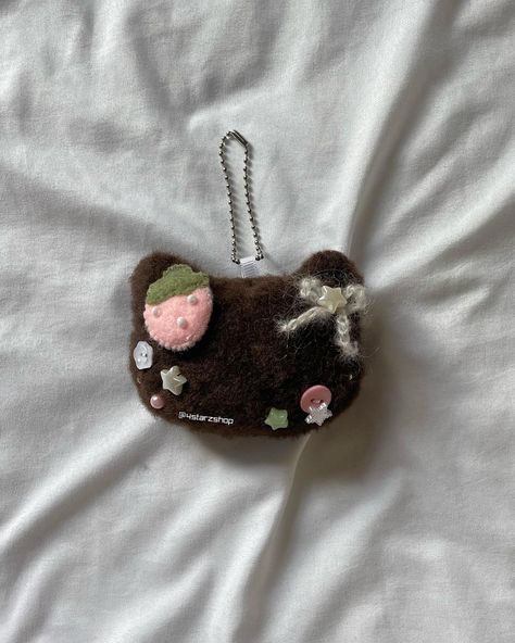 Goth Diy Crafts Creepy Cute, Hand Sewn Keychain, Aesthetic Felt Crafts, Sewing Keychains, Felt Keychain Diy, Cute Felt Crafts, Felt Charms, Felt Clips, Kawaii Felt