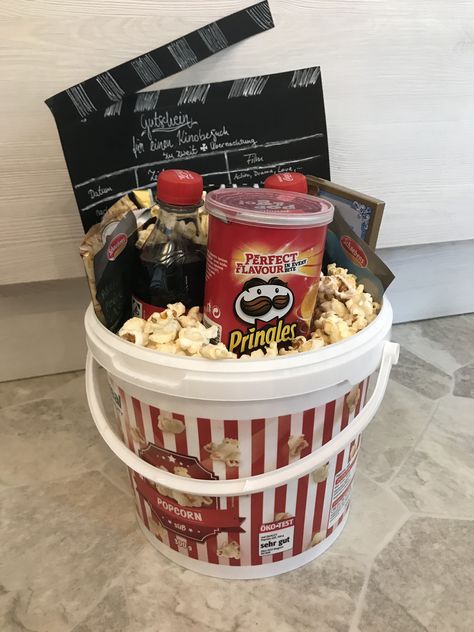 Cinema Gift, Husband Birthday Surprise, Bucket Gifts, Diy Gifts For Girlfriend, Creative Birthday Gifts, Diy Gift Set, Movie Cinema, Bf Gifts, Cute Birthday Gift