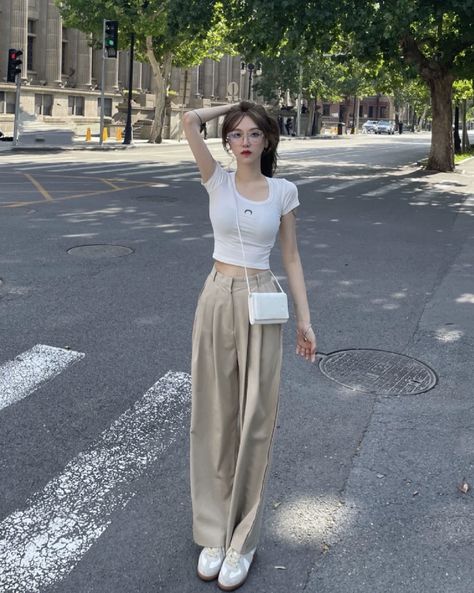 Outfit Minimalista, Korean Casual Outfits, Korean Girl Fashion, Ulzzang Fashion, Mode Inspo, Kpop Fashion Outfits, Basic Outfits, Teenage Fashion Outfits, Korean Street Fashion