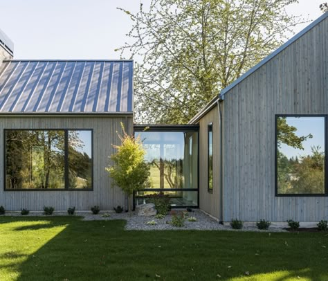 Stafford Residence by Solomon Berg Design - Dwell Single Gable House, Modern Gable House, Gable House, Cottage Exteriors, Farmhouse Architecture, Roof Overhang, Modern Barn House, House Extension Design, Modern Ranch