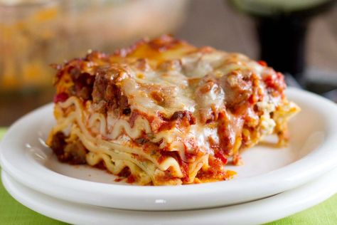 American Lasagna - A delicious lasagna recipe made with ground beef and sausage, with a little bit of brown sugar to give it something special. Worlds Best Lasagna, Easy Homemade Lasagna, Homemade Lasagna Recipes, Lasagna Recipe With Ricotta, Classic Lasagna Recipe, Southern Cookbook, Best Lasagna Recipe, Baked Lasagna, How To Make Lasagna