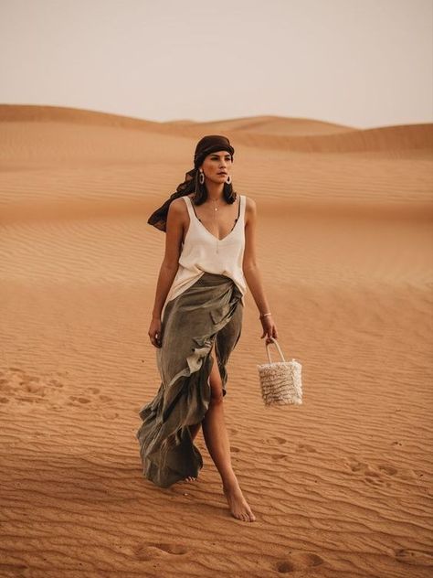 Dubai Desert Outfit, Desert Safari Outfit, Peru Outfits, Dunes Photoshoot, Egypt Outfits, Dubai Outfit, Desert Outfit, Safari Outfit, Desert Photoshoot