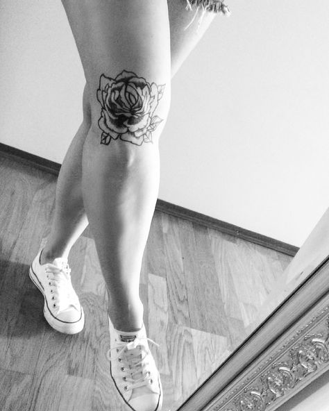 Knee Rose Tattoo Knee Rose Tattoo, Around Knee Tattoos Women, Knee Tattoos Women, Tattoo Shin, Tattoo Knee, Knee Tattoos, Simple Flower Tattoo, Tattoo Over Scar, Thigh Tat