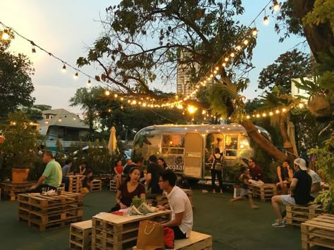 Food Truck Garden, Outdoor Market Design, Beer Garden Design, Food Truck Ideas, Garden Furniture Ideas, Outdoor Restaurant Patio, Messy Life, Container Cafe, Festival Food