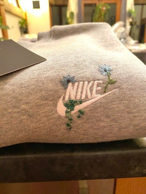 Embroidery Ideas Clothes Shirts, Nike Sweater Embroidery, Crew Neck Sweatshirt Embroidery Nike, Nike Sweatshirts Embroidery, Embroidered Nike Hoodie, Embroidery Designs On Shoes, Embroidered Sweatshirt Nike, Things To Embroider On Sweatshirts, Cute Things To Embroider On Sweatshirts