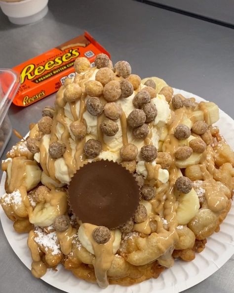 STICKY ICKY FUNNEL CAKES on Instagram: “❤️❤️NEW FUNNEL CAKE ALERT!!!❤️❤️THE PEANUT BUTTER FUNNEL CAKE!!!🤤🤤🤤 It comes with Chopped Bananas, Ice Cream, Peanut Butter Sauce,Reese’s…” Funnel Cake Sundae, Funnel Cake Flavors, Funnel Cake Toppings Ideas, Funnel Cake Ideas, Funnel Cake Toppings, Carnival Desserts, Fair Funnel Cake Recipe, Ice Cream Peanut Butter, Bagel Recipe Easy