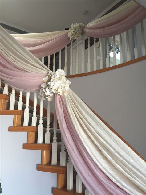 Tulle Staircase Decorations, Birthday Stairs Decoration, Staircase Wedding Decor, Dream Catcher Party, Staircase Decoration Ideas, Wedding Staircase Decoration, Wedding Stairs, Staircase Decoration, Wedding Staircase