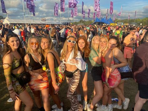 Glastonbury Festival Outfit Ideas 2024, Festival Outfit Aesthetic Uk, Belsonic Outfit, Boardies Outfits, Leeds Outfits, British Festival Outfit, Glastonbury Festival Fashion 2024, Leeds Festival Aesthetic, Festival Outfit Uk