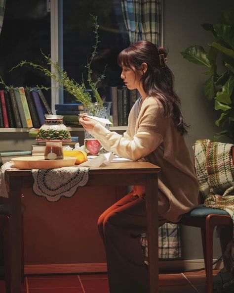 Kdrama Study, Picture Of A Person, Girl Reading Book, Alone Photography, Girl Crush Fashion, Girl Sleeping, Park Shin Hye, Couple Illustration, Curly Hair Inspiration