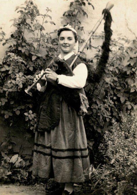 The first female asturian player Scottish Pipe Band, Scottish Bagpipes, Asturian, Street Musician, Folk Clothing, Old Photography, Celtic Patterns, Bagpipes, Folk Costume