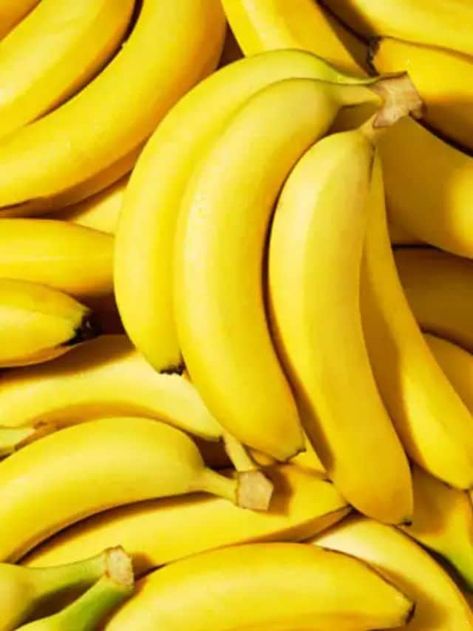 Superfood in daily diet: 8 health benefits of bananas Banana Nutrients, Health Benefits Of Bananas, Benefits Of Bananas, Banana Health Benefits, Banana Benefits, Healthy Kidneys, Eating Bananas, Regular Bowel Movements, Prevent Constipation