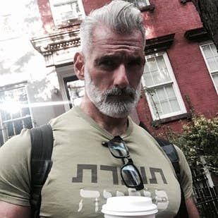 14 Hombres guapos que redefinieron el concepto de abuelos en 2016 Anthony Varrecchia, Silver Foxes Men, Grey Hair Men, Men With Grey Hair, Grey Beards, Haircut Men, Silver Foxes, Handsome Older Men, Silver Fox