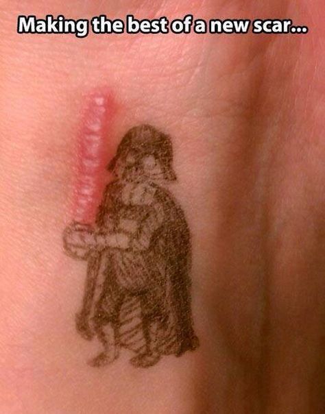 Turn a scar into a lightsaber from starwars! Darth Vader Tattoo, The Meta Picture, Scar Tattoo, Funny Pictures With Captions, Picture Captions, Bones Funny, Tattoos And Piercings, Paw Print Tattoo, I Tattoo