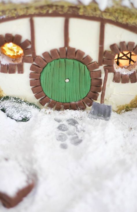 Sprinkle Bakes: Gingerbread Hobbit Hole  Just in time for the movie... love the decorations! Hobbit Cake, Hobbit Movie, Entertaining Food, The Hobbit Movies, Door Colors, House Template, Gingerbread House Decorations, Hobbit Hole, Christmas Gingerbread House